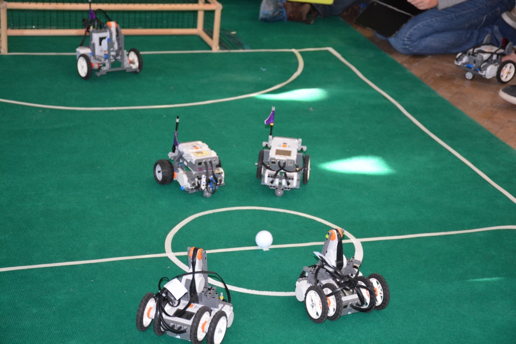 Турнир роботов по футболу. Робофутбол ev3 поле. Футбол робототехника. Робофутбол робототехника. Футбол управляемых роботов.