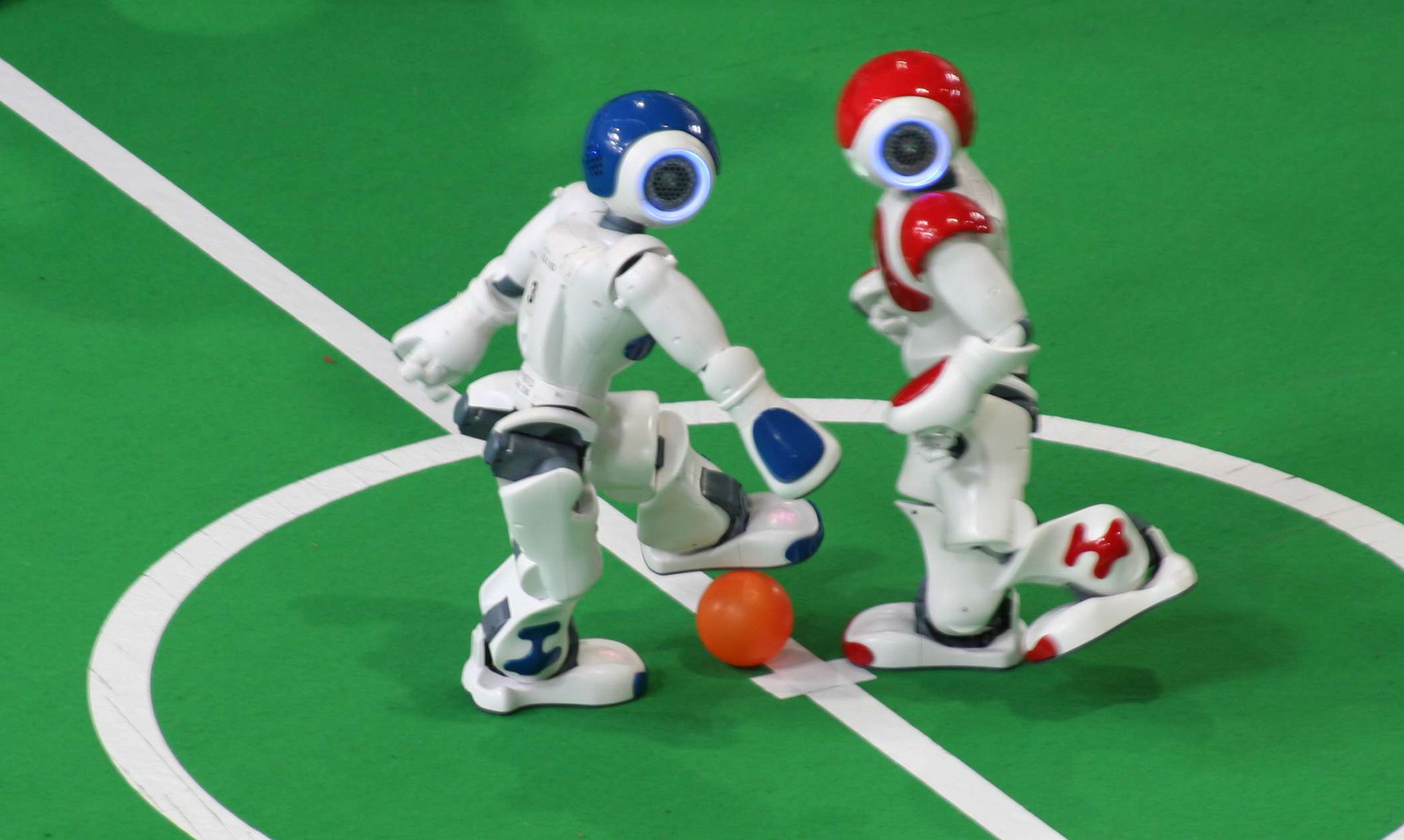 Турнир роботов по футболу. Футбол управляемых роботов. Робофутбол робот. Соревнования роботов футбол. Робототехника модели футбол.